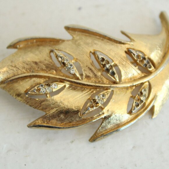 Vintage 1950s 1960s Brooch, Gold Tone Leaf with Rhinestone Clusters Cocktail Pin - Picture 4 of 10